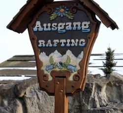 Schild: Mountain Rafting