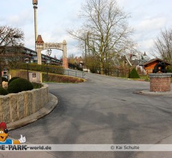 Frisch geteerter Weg