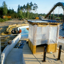 Im Baumstamm durch den Wasserkanal!