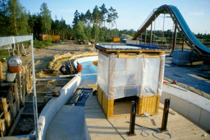 Im Baumstamm durch den Wasserkanal!
