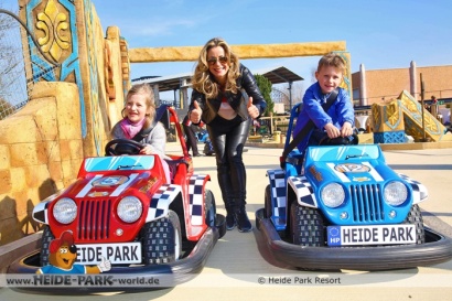 Moderatorin Bettina Cramer eröffnet mit ihren sechsjährigen Zwillingen die neue Kinder-Fahrschule