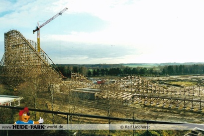 Erste Schienen werden montiert